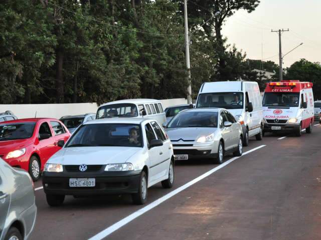  Tr&acirc;nsito em frente a shopping novo fica lento e vira teste de paci&ecirc;ncia