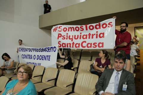Deputados e psiquiatras vão ao MPE contra decisão da Santa Casa