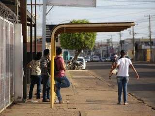 Passageiros na Avenida Bandeirantes, esperando o ônibus da linha 081 (Foto: Fernando Antunes) 