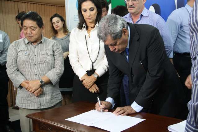 Andr&eacute; assina conv&ecirc;nios e repasses para sa&uacute;de, habita&ccedil;&atilde;o e saneamento