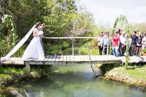 Com noiva de guarda-chuva e altar à beira do rio, casamento é especial em Bonito