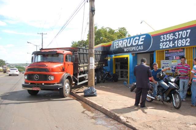 Caminh&atilde;o perde o freio, invade loja e atinge seis motos em avenida