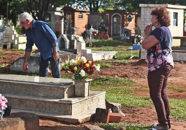 Nos locais onde a despedida &eacute; eterna, luto n&atilde;o espera o feriado