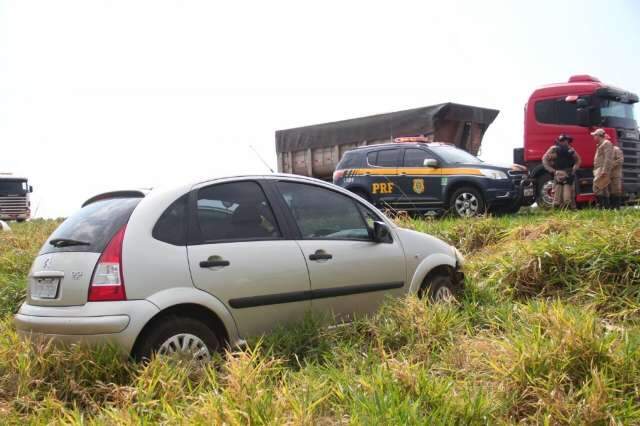 Motorista perde controle de dire&ccedil;&atilde;o de ve&iacute;culo e s&oacute; para no meio do mato