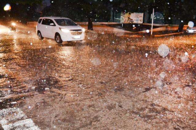 Chuva no hor&aacute;rio de pico provoca transtornos em Campo Grande
