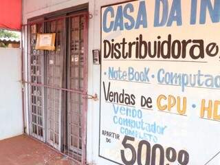 Fachada da loja no Bairro Vila Bandeirantes, invadida na madrugada desta sexta-feira (16). (Foto: Henrique Kawaminami) 