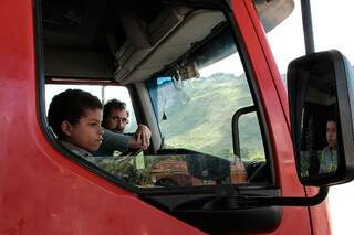 O caminhoneiro João e o menino Duda, do filme &quot;À Beira do Caminho&quot; (Foto: Divulgação)