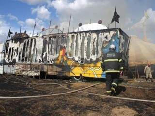 Caminhão usado como bilheteria ficou completamente destruído pelo fogo (Foto: Paulo Francis)