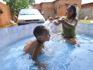 Em dias de calor, Bianca e Gildasio não saem da piscina. (Foto: Alcides Neto)