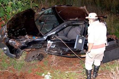 Causado por ultrapassagem, acidente entre picape e caminh&atilde;o deixa 2 feridos