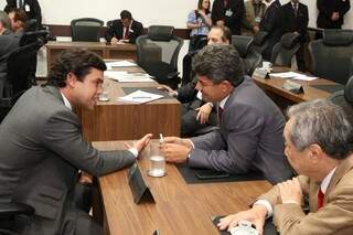 Deputados Beto Pereira e Rinaldo Modesto, durante sessão na Assembleia (Foto: Victor Chileno/ALMS)