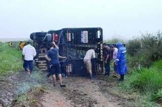 Pessoas ajudaram a resgatar os animais de dentro do caminhão. (Foto: Ivinotícias)