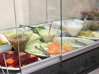 O buffet de saladas é completo. (Foto: Marina Pacheco)