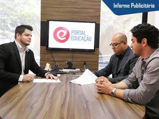 Mão de Obra e Portal Educação assinando o contrato de parceria - Foto: Fernando Antunes