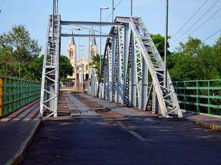 A ponte Roldão Carlos de Oliveira, a Ponte Velha, construída entre 1918 e 1921, ainda hoje liga os municípios de Aquidauana e Anastácio (Foto: Luiz Guido Jr.)