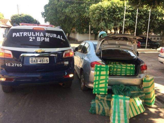 Traficante tenta atropelar PM durante fuga e abandona 400 kg de maconha