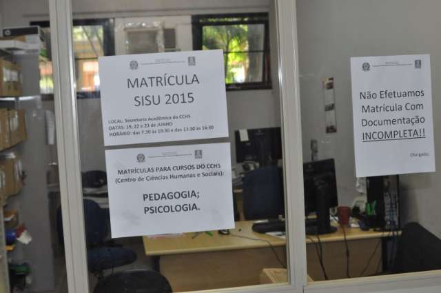T&eacute;cnicos suspendem greve para realizar matr&iacute;culas, mas movimento &eacute; tranquilo