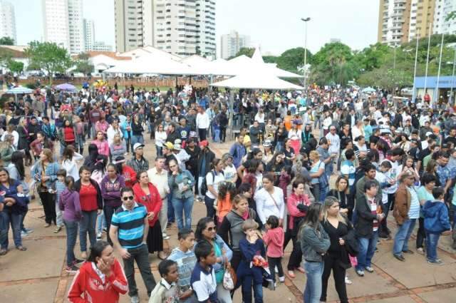 Fi&eacute;is come&ccedil;am a chegar para marcha evang&eacute;lica no centro