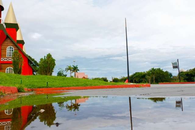 Tempo chuvoso persiste nesta 5&ordf; feira em Campo Grande 