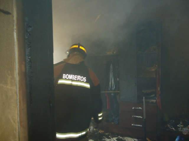  Em Dourados, bombeiros combatem inc&ecirc;ndio em resid&ecirc;ncia