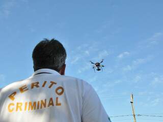 Quadricóptero pode chegar a mil metros de altura e lá de cima fotografar cenário “supeito”. (Foto: João Garrigó)