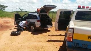 Motorista fura bloqueio e abandona ve&iacute;culo com 420 kg de maconha