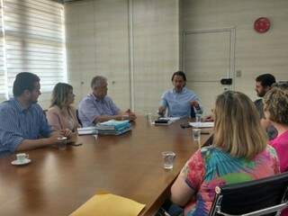 Reunião entre o prefeito Marquinhos Trad e representantes da Igreja (Foto: Mayara Bueno)