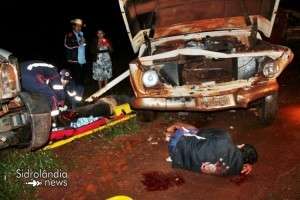 Batida entre caminhonetes deixa tr&ecirc;s pessoas com ferimentos graves 