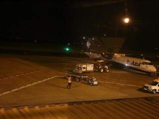Aeronave da Azul, desembarcando passageiros no aeroporto. (Foto: Paulo Francis) 