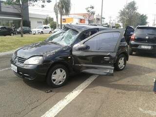 Condutora n&atilde;o respeita sinaliza&ccedil;&atilde;o e atinge ve&iacute;culo na avenida Mato Grosso 