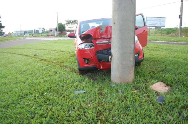 Ve&iacute;culo cai em c&oacute;rrego e outro atinge poste em acidentes durante madrugada
