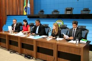 Da direita para esquerda, deputados Rinaldo Modesto (PSDB); Antonieta Amorim (PMDB), João Grandão (PT), Mara Caseiro (PMB) e Paulo Corrêa (PR), membros da CPI. (Foto: Victor Chileno e Roberto Higa - ALMS)