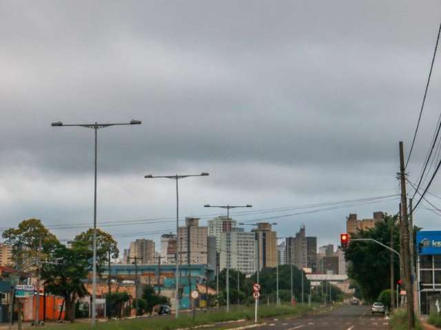 Sol aparece entre nuvens e previs&atilde;o &eacute; de chuva com m&aacute;xima de 30&ordm;C