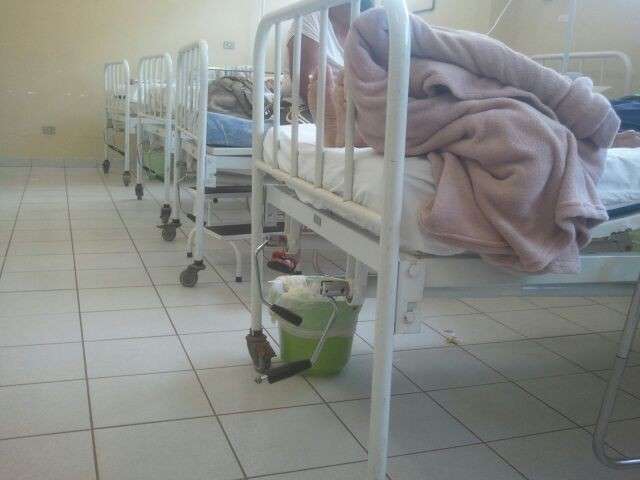 Idosa em estado grave aguarda vaga em hospital h&aacute; onze horas