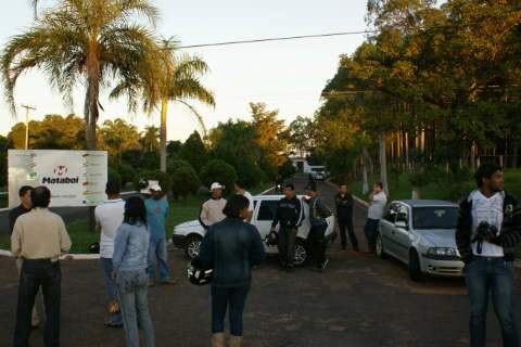  Trabalhadores fecham a entrada do frigor&iacute;fico Mataboi, em Tr&ecirc;s Lagoas