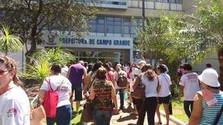 Servidores chegaram há pouco na Prefeitura de Campo Grande. (Foto: Antonio Marques)
