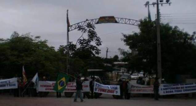 Sem terra ligados ao MST bloqueiam rodovia BR 262 em Corumbá Interior