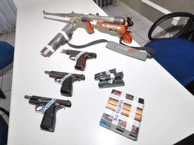 Maconha, haxixe e metralhadora s&atilde;o apreendidos em Kombi na BR-163