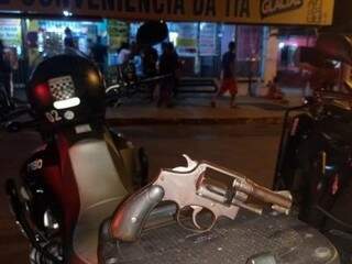 Revólver calibre 38 apreendido pela PM em frente ao bar (Foto: Divulgação/ PM)