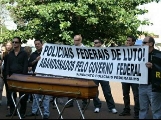  Policiais federais fazem protesto pela &quot;sobreviv&ecirc;ncia&quot; da institui&ccedil;&atilde;o
