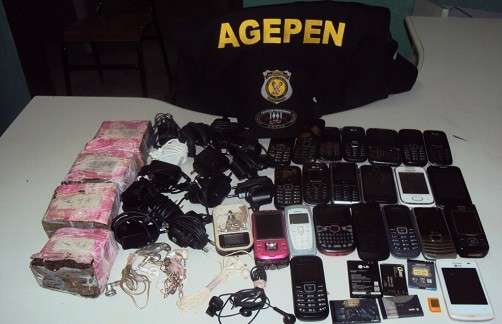 Agentes apreendem 22 celulares arremessados pelo muro da penitenci&aacute;ria