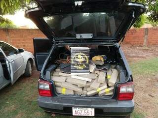 Carro carregado com droga foi apreendido pela polícia (Foto: Divulgação / DOF) 