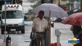 É só o tempo fechar, ambulantes &#039;brotam&#039; vendendo guarda-chuva