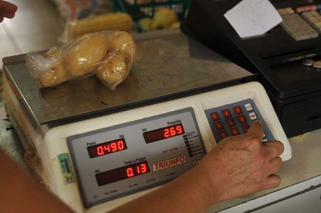 Feira, supermercado ou sacol&atilde;o: quem vende o hortifruti mais barato?