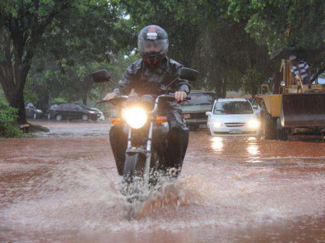 Capital registrou queda de 106 raios e ventos de 71 km/h durante temporal