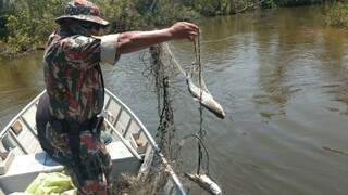 PMA apreendeu 20 redes de pesca durante operação. (Foto: Divulgação/PMA)