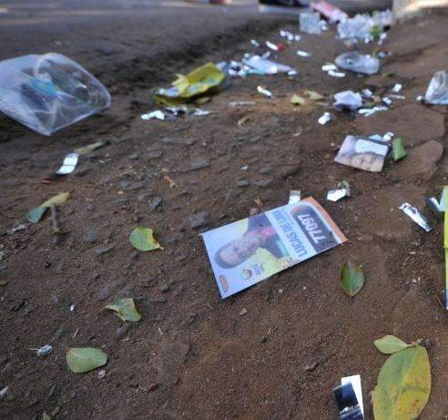 Desfile C&iacute;vico re&uacute;ne 60 mil pessoas e deixa rastro de 'santinhos' 