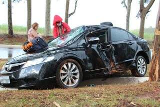 Motorista ficou ferido depois de bater em árvore (Foto: Jornal da Nova)