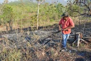 Julio, morador de Furnas do Dionísio, teve o equipamento de irrigação atingido pelo fogo (Simão Nogueira)