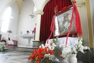 Altar enfeitado para festa de São Jorge. (Foto: Marcelo Victor)